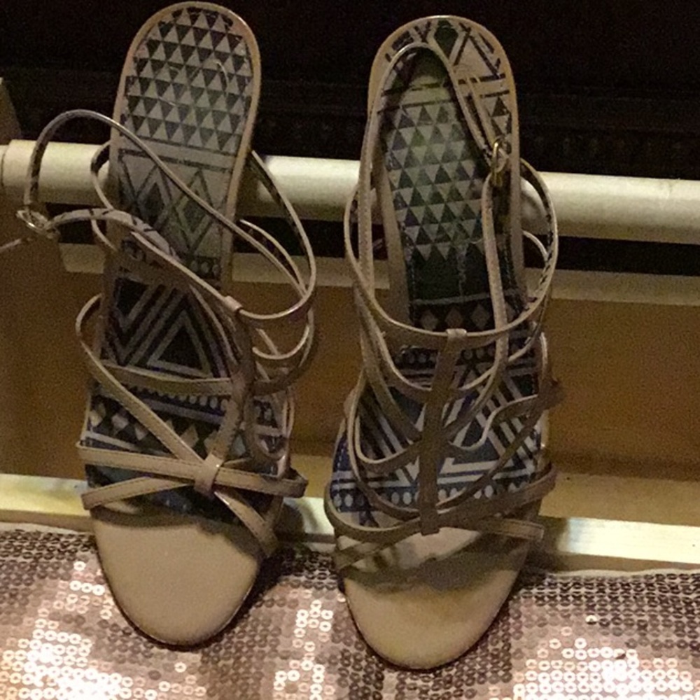 Shoes - Picture 2 of 7